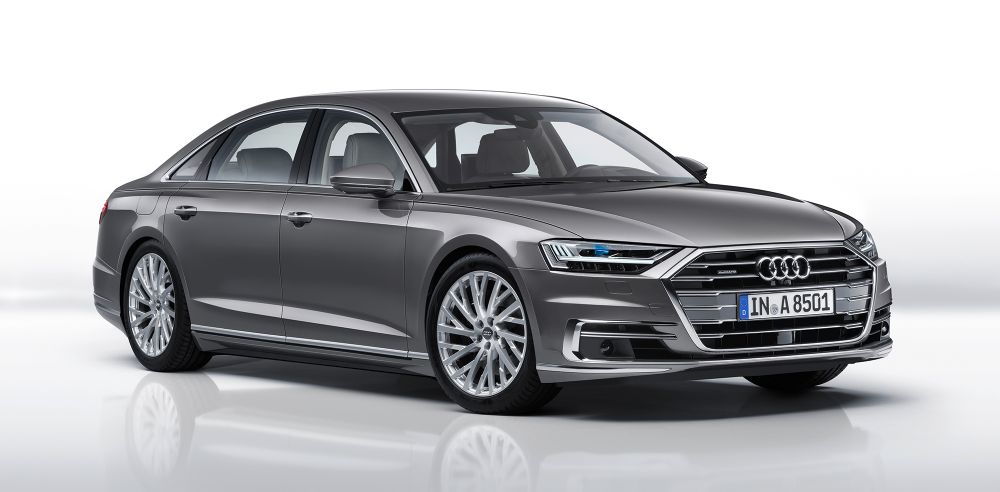 Чисто новото Audi A8 впечатлява с табло и куп технологии